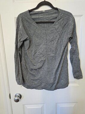 Athleta Lightweight Layer Top – Grey – Fits Like Lululemon Size 10 – Breathable